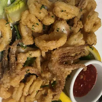 Fried calamari with dipping sauce and lemon